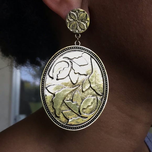 Golden Metal Oval Earrings - Picture 4 of 8